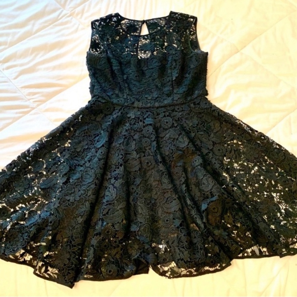 Milly Black Lace dress Size 8  Medium lace Fit and Flare LBD crochet cocktail